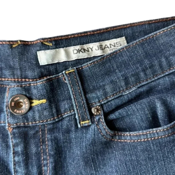 DKNY | LUDLOW DARK WASH DENIM JEANS | SIZE: 6 REGULAR - Picture 3 of 7